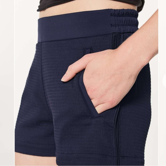 Lululemon Pack Light Shorts (2.5") Midnight Navy - Picture 4 of 13